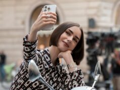 Lily Collins explica por que Emily tem um Bob na 5ª temporada de ‘Emily in Paris’ Emily tirando uma selfie. Na foto: Lily Collins.