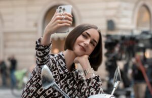 Lily Collins explica por que Emily tem um Bob na 5ª temporada de ‘Emily in Paris’ Emily tirando uma selfie. Na foto: Lily Collins.