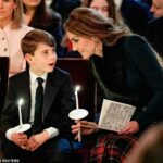 Novas fotos fofas mostraram o príncipe Louis compartilhando um momento adorável com sua mãe, a princesa de Gales, Kate Middleton, em sua canção de natal