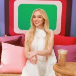 Lindsay Lohan com um Dunkin' Cookie Butter Latte