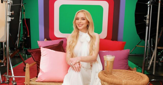 Lindsay Lohan estrelaria 'The White Lotus' com 1 condição: EXCLUSIVO Lindsay Lohan com um Dunkin' Cookie Butter Latte