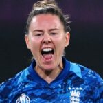 Linsey Smith ganha primeiro contrato central, Kate Cross perde