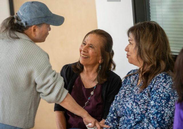 Livro de desejos: Asiático-americanos pelo envolvimento comunitário dá aos idosos um novo sopro de vida
