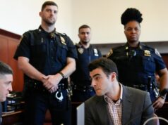 Luigi Mangione comparece ao tribunal enquanto advogados tentam barrar provas no julgamento Luís