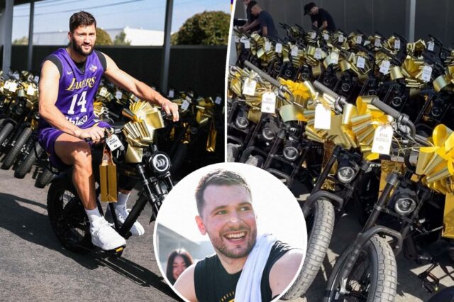 Luka Doncic presenteia jogadores do Lakers e funcionários com bicicletas Luka Doncic presenteia jogadores do Lakers e funcionários com bicicletas elétricas de US$ 3.000 no Natal