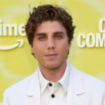 Quem está nas pessoas que conhecemos nas férias Elenco Conheça as estrelas do filme Emily Bader como Poppy e Tom Blyth como Alex lideram