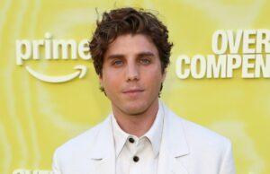 Lukas Gage compartilha um teaser importante sobre o personagem ‘Pessoas que conhecemos nas férias’ Quem está nas pessoas que conhecemos nas férias Elenco Conheça as estrelas do filme Emily Bader como Poppy e Tom Blyth como Alex lideram