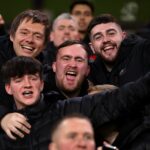 Luke Littler assistindo Manchester United em Molineux