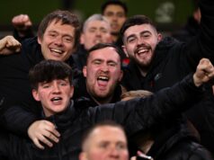 Luke Littler manda mensagem após primeiro jogo fora de casa do Man Utd, Bruno Fernandes responde Luke Littler assistindo Manchester United em Molineux