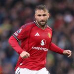 Luke Shaw acompanha a partida da Premier League entre Manchester United e Everton em Old Trafford em 2025 em Manchester, Inglaterra.