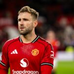 Luke Shaw com David de Gea, com blusa preta de goleiro