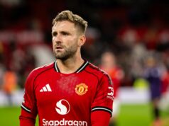 Luke Shaw jogou com menos de 8 treinadores diferentes no Man Utd, apenas um jogador na história esteve lá por 9 Luke Shaw com David de Gea, com blusa preta de goleiro