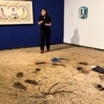 O artista Miguel Arzabe posa em frente ao seu quadro pintado e...