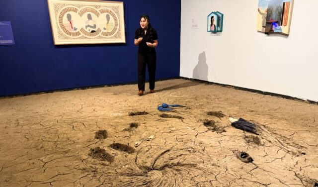 MACLA e Montalvo Arts Center são parceiros em nova exposição O artista Miguel Arzabe posa em frente ao seu quadro pintado e...