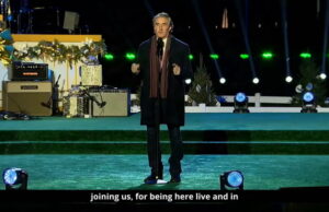 MAGA Goon forçado a pedir à multidão que torça por Trump Yahoo news home