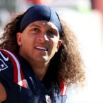 Patriots Mack Hollins fica descalço e sem camisa ao chegar ao Snowy Stadium