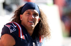 Mack Hollins, do Patriots, aparece no Snowy Stadium descalço e sem camisa Patriots Mack Hollins fica descalço e sem camisa ao chegar ao Snowy Stadium