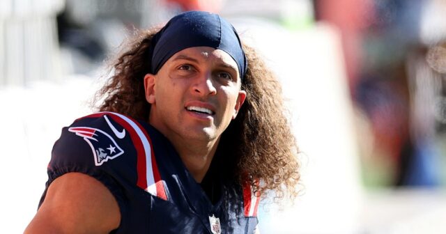 Mack Hollins, do Patriots, aparece no Snowy Stadium descalço e Patriots Mack Hollins fica descalço e sem camisa ao chegar ao Snowy Stadium