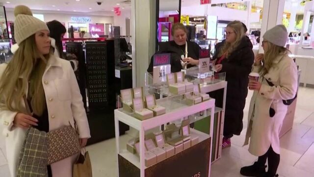 Macy's adota tom cauteloso nas vendas de fim de ano Macy's adota tom cauteloso nas vendas de fim de ano e registra lucro surpreendente