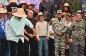 Maduro canta, dança e ameaça ‘quebrar os dentes’ do ‘império norte-americano’ Maduro canta, dança e ameaça ‘quebrar os dentes’ do ‘império norte-americano’