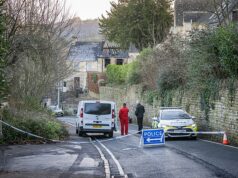 Mãe e seus dois filhos de sete e quatro anos morrem em um incêndio em uma casa no Boxing Day – enquanto o pai policial é tratado no hospital após escapar do incêndio Os serviços de emergência foram chamados para o incêndio 'bem estabelecido' em uma propriedade em Brimscombe Hill, perto de Stroud, Gloucestershire, por volta das 3h do dia 26 de dezembro.