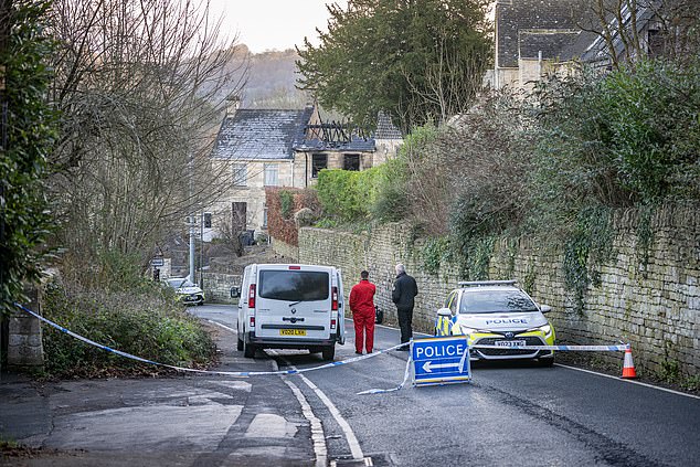 Mãe e seus dois filhos de sete e quatro anos Os serviços de emergência foram chamados para o incêndio 'bem estabelecido' em uma propriedade em Brimscombe Hill, perto de Stroud, Gloucestershire, por volta das 3h do dia 26 de dezembro.