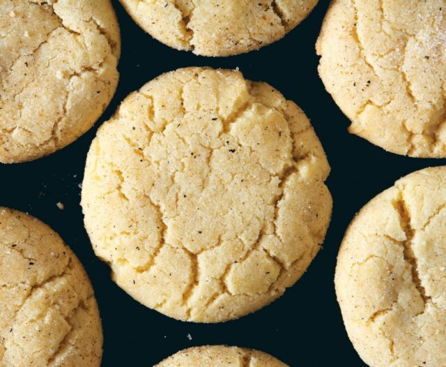 Magia da confeitaria natalina: como os biscoitos unem amigos e Vaughn Vreeland, escritor, criador de receitas e apresentador de vídeo do @nytcooking, é o autor do recente livro de receitas,