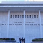 Nova sinalização, Donald J. Trump e The John F. Kennedy Memorial Center For The Performing Arts, é inaugurada no Kennedy Center.
