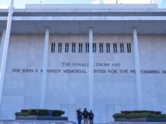 Mais artistas cancelam após o nome de Trump ser adicionado ao icônico edifício artístico Nova sinalização, Donald J. Trump e The John F. Kennedy Memorial Center For The Performing Arts, é inaugurada no Kennedy Center.
