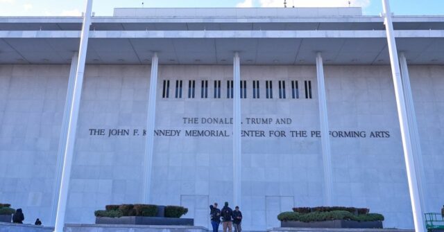 Nova sinalização, Donald J. Trump e The John F. Kennedy Memorial Center For The Performing Arts, é inaugurada no Kennedy Center.