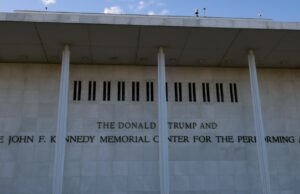 Mais atos cancelam apresentações no Kennedy Center após mudança de nome de Trump Mais atos cancelam apresentações no Kennedy Center após mudança de nome de Trump