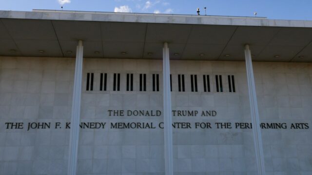 Mais atos cancelam apresentações no Kennedy Center após mudança de nome de Trump
