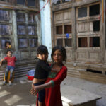 ARQUIVO - Flores e uma placa são colocadas fora da sede da Agência dos EUA para o Desenvolvimento Internacional, ou USAID, 7 de fevereiro de 2025, em Washington. (AP Photo/José Luis Magana, arquivo)