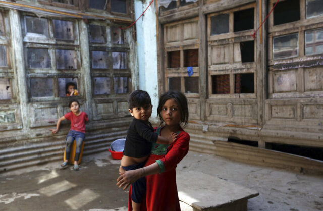 ARQUIVO - Flores e uma placa são colocadas fora da sede da Agência dos EUA para o Desenvolvimento Internacional, ou USAID, 7 de fevereiro de 2025, em Washington. (AP Photo/José Luis Magana, arquivo)