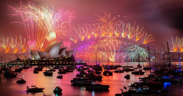 Sydney NYE 2024. ALTA RES. Os fogos de artifício da meia-noite da véspera de Ano Novo no porto de Sydney, vistos da cadeira da Sra. Macquaries. 31 de dezembro de 2024. Foto: Wolter Peeters, The Sydney Morning Herald.