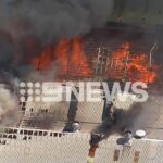 Os bombeiros estão no local de um incêndio em uma fábrica no oeste de Sydney.