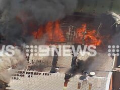 Mais de 30 bombeiros combatem incêndio em fábrica em Sydney Os bombeiros estão no local de um incêndio em uma fábrica no oeste de Sydney.