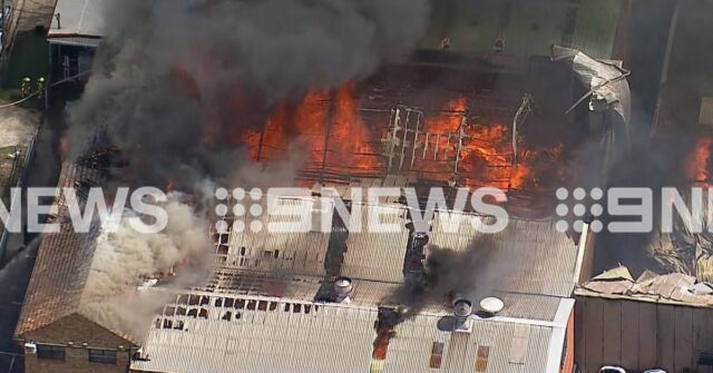 Os bombeiros estão no local de um incêndio em uma fábrica no oeste de Sydney.