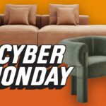 Quarto com cama de madeira clara, duas mesinhas de cabeceira, tapete e janelas amplas.