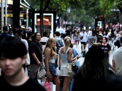 Mais de 56.000 australianos deixam o trabalho, mas o número de desemprego permanece estável Compradores no Pitt Street Mall para as vendas do Boxing Day. População, economia, demografia, pessoas, Austrália, genérico