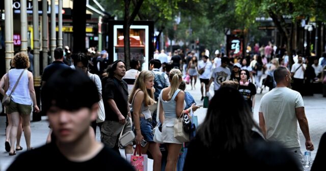 Mais de 56.000 australianos deixam o trabalho, mas o número Compradores no Pitt Street Mall para as vendas do Boxing Day. População, economia, demografia, pessoas, Austrália, genérico