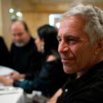 Textos sobre o envio de meninas e a descrição de um indivíduo são vistos nesta foto sem data divulgada pelos democratas no Comitê de Supervisão da Câmara na quinta-feira, 18 de dezembro. - Democratas de Supervisão da Câmara