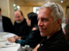 Mais fotos do espólio de Epstein divulgadas pelos democratas da Câmara à medida que o prazo para a divulgação dos arquivos do DOJ se aproxima Textos sobre o envio de meninas e a descrição de um indivíduo são vistos nesta foto sem data divulgada pelos democratas no Comitê de Supervisão da Câmara na quinta-feira, 18 de dezembro. - Democratas de Supervisão da Câmara