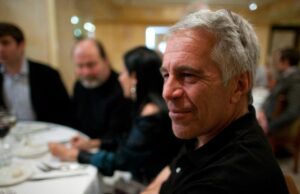 Mais fotos do espólio de Epstein divulgadas pelos democratas da Câmara à medida que o prazo para a divulgação dos arquivos do DOJ se aproxima Textos sobre o envio de meninas e a descrição de um indivíduo são vistos nesta foto sem data divulgada pelos democratas no Comitê de Supervisão da Câmara na quinta-feira, 18 de dezembro. - Democratas de Supervisão da Câmara