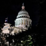 As pessoas distribuem amostras de cédulas quando os eleitores chegam a um local de votação em La Rosita, Texas, em 5 de novembro de 2024. - Eric Gay/AP