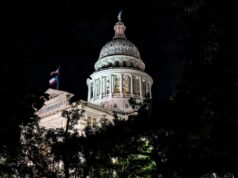 Mais más notícias sobre redistritamento para os republicanos: o Texas pode não conseguir cinco cadeiras republicanas como planejado As pessoas distribuem amostras de cédulas quando os eleitores chegam a um local de votação em La Rosita, Texas, em 5 de novembro de 2024. - Eric Gay/AP