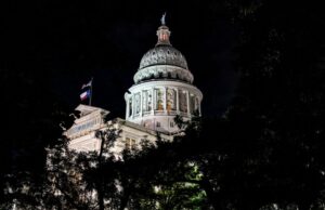 Mais más notícias sobre redistritamento para os republicanos: o Texas pode não conseguir cinco cadeiras republicanas como planejado As pessoas distribuem amostras de cédulas quando os eleitores chegam a um local de votação em La Rosita, Texas, em 5 de novembro de 2024. - Eric Gay/AP