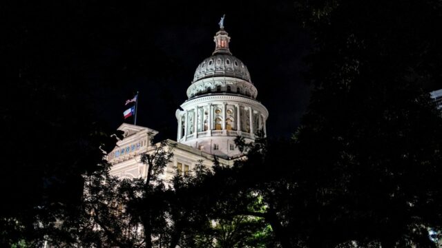 Mais más notícias sobre redistritamento para os republicanos: o Texas As pessoas distribuem amostras de cédulas quando os eleitores chegam a um local de votação em La Rosita, Texas, em 5 de novembro de 2024. - Eric Gay/AP