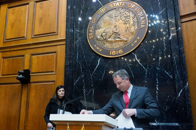 O presidente Donald Trump fala ao se encontrar com o príncipe herdeiro da Arábia Saudita, Mohammed bin Salman, no Salão Oval da Casa Branca, terça-feira, 18 de novembro de 2025, em Washington. (Foto AP/Evan Vucci)