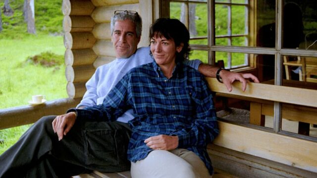 O líder da minoria no Senado, Chuck Schumer, acusou a administração Trump de encobrir o “despejo de notícias da véspera de Natal” de mais um milhão de arquivos de Epstein.